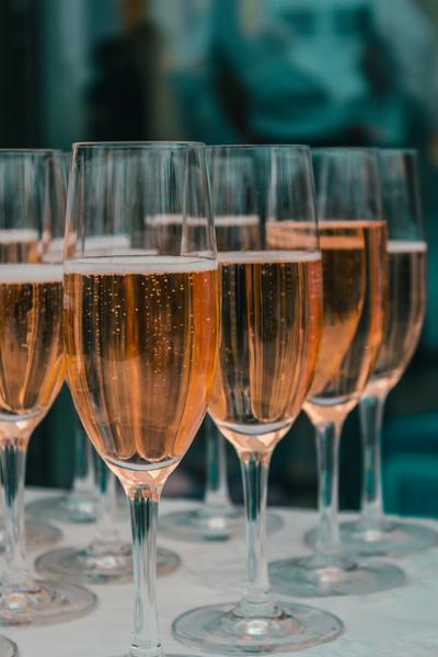 Fila di flûte di bollicine rosé
