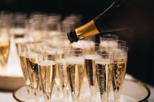 Bollicine versate in una fila di flûte