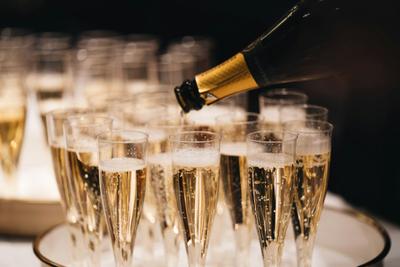 Bollicine versate in una fila di flûte