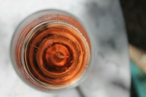 Vino ramato nel bicchiere visto dall'alto