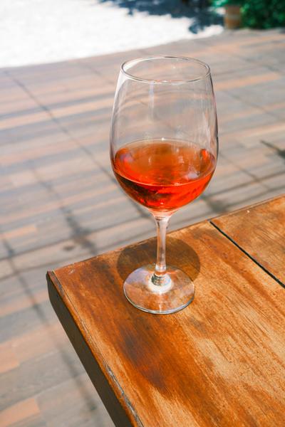 Bicchiere di vino ramato su un tavolo di legno