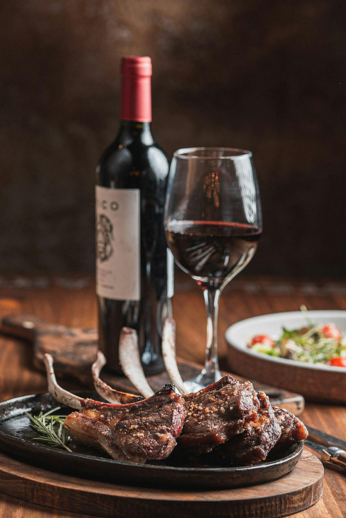 Costolette d'agnello con vino rosso e insalata