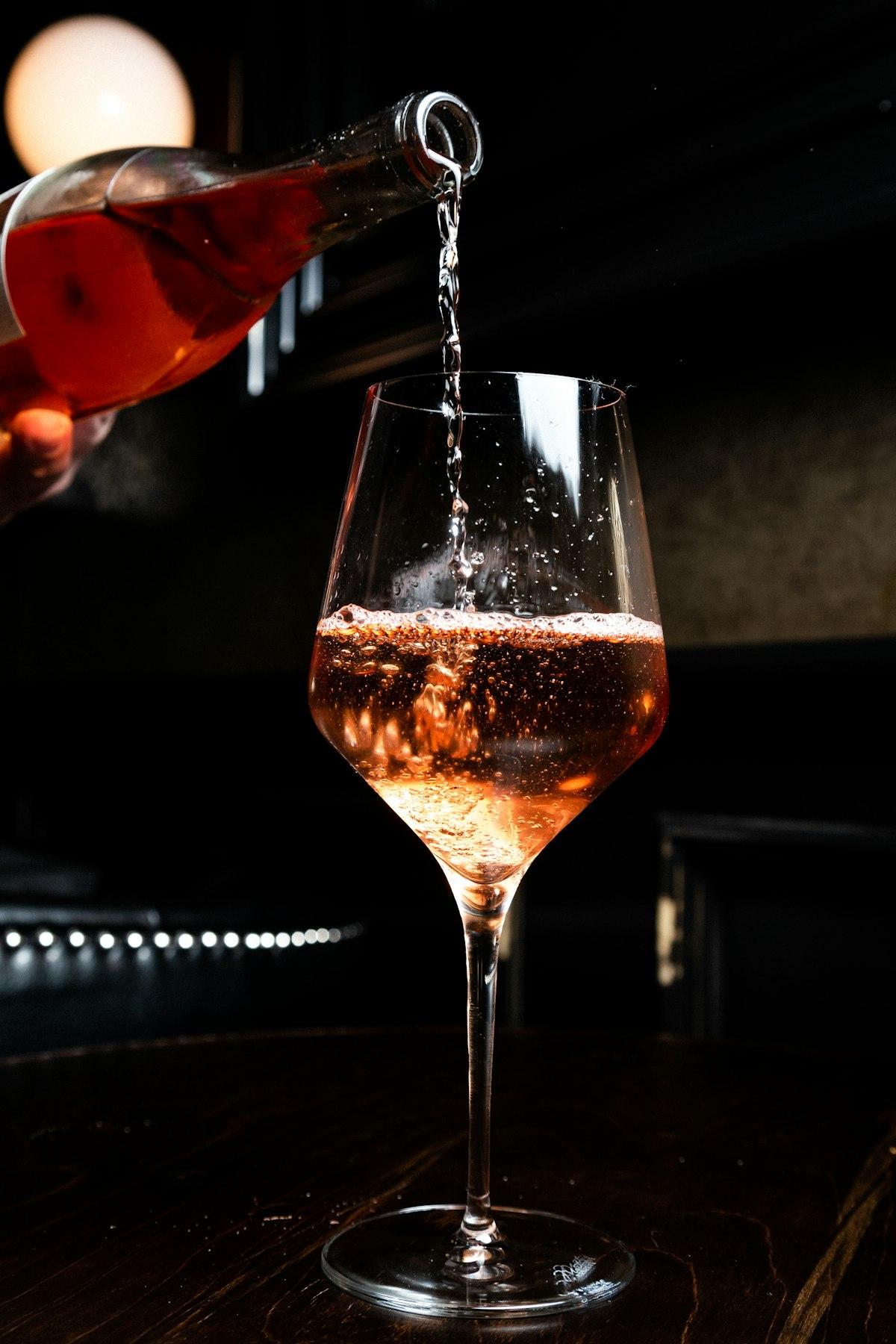 Si versa il rosato nel bicchiere